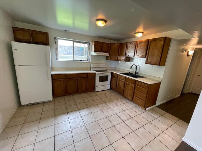 Building Photo - 1093 E 30 S