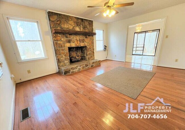 Building Photo - Cozy 4/2.5 Log Cabin Home in Gold Hill wit...