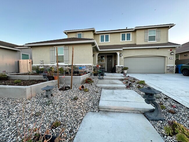 Building Photo - 731 Hydrangea Dr