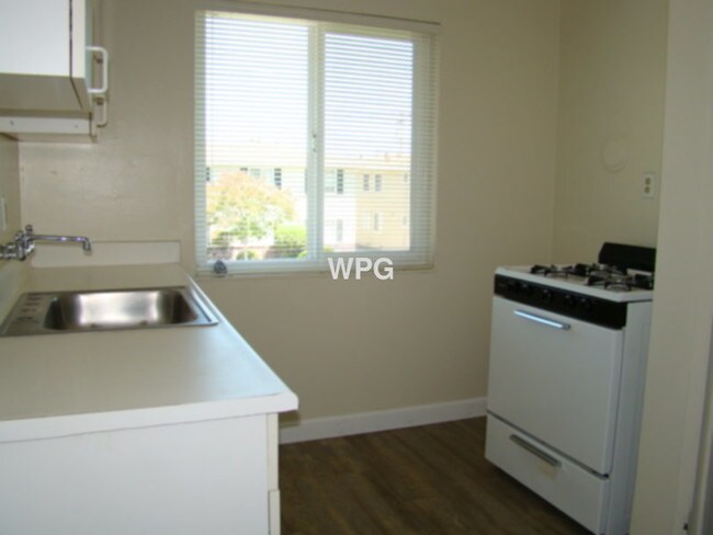 Building Photo - 1378 Reeve St