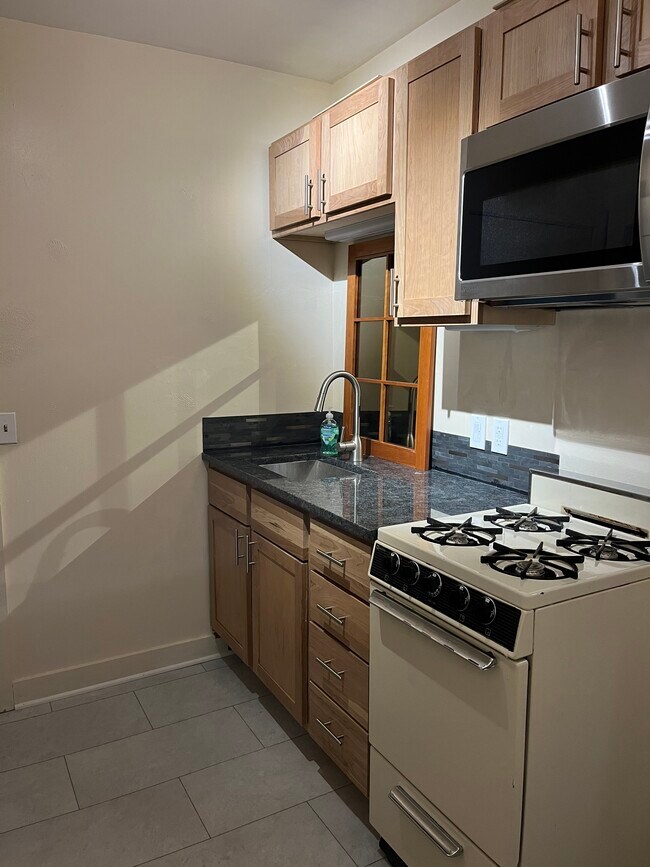 New kitchen installed 2022 - 1314 Williamson St