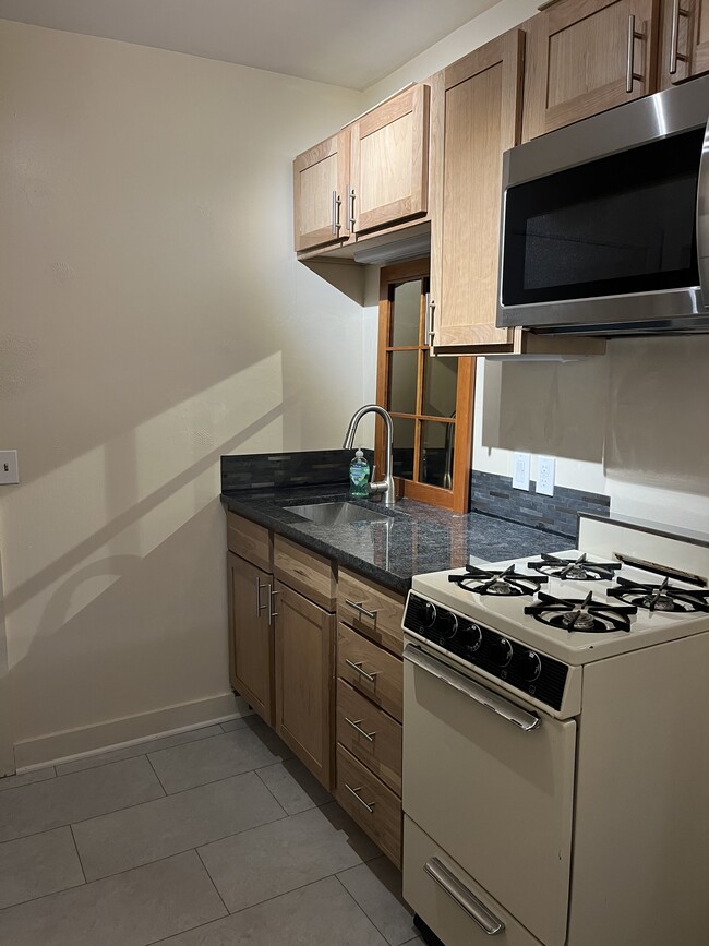 New kitchen installed 2022 - 1314 Williamson St