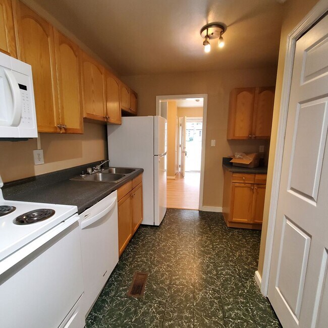 Foto del edificio - Spacious 3-Bedroom Home with Fireplace, an...