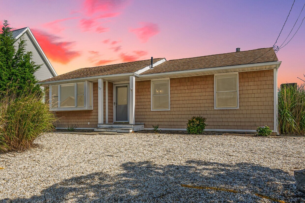 Primary Photo - 127 E Potomac Dr