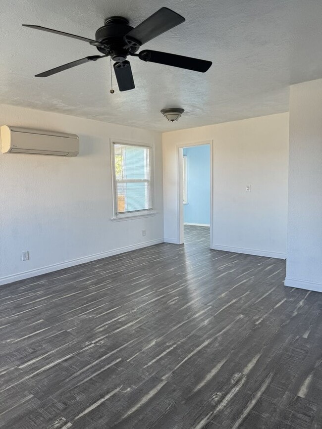 Foto del edificio - See the potential in this charming rental
