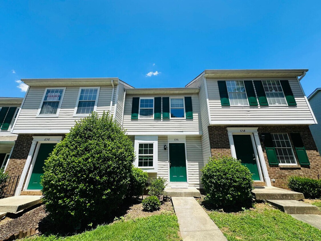 Primary Photo - 656 Lex Dr