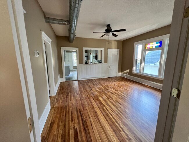 Sala de estar - 1327 Jefferson St NE