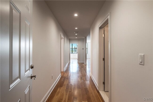 Building Photo - 221 Elizabeth St