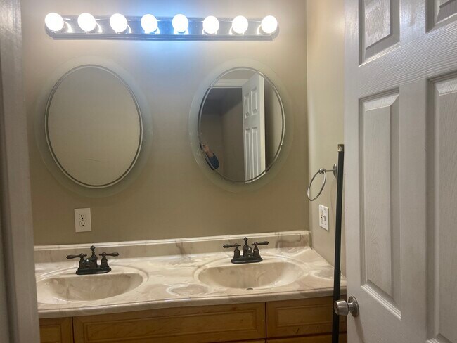 Bathroom 1 - 108 Duncan Ave