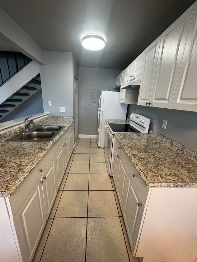 Foto principal - 2 br, 1 bath House - 824 E TIFFANY DR #2