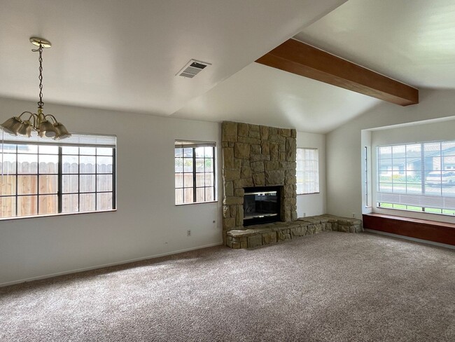 Building Photo - Conveniently Located 4 Bedroom Home