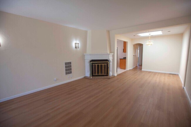 Foto del edificio - Stunning 2BD/1BA Contemporary Home with Pa...