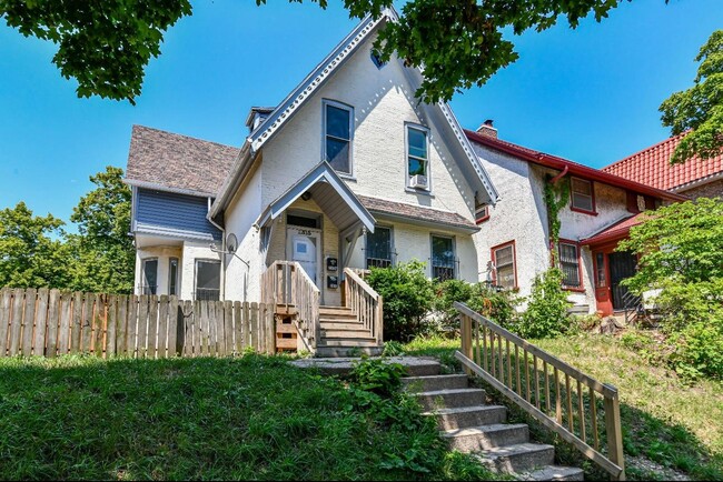 Building Photo - 2315 N Oakland Ave