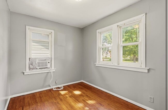 Building Photo - Move-In Ready 3 Bedroom with Fenced Yard & Garage!