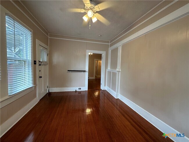 Foto del edificio - 420 W San Antonio St