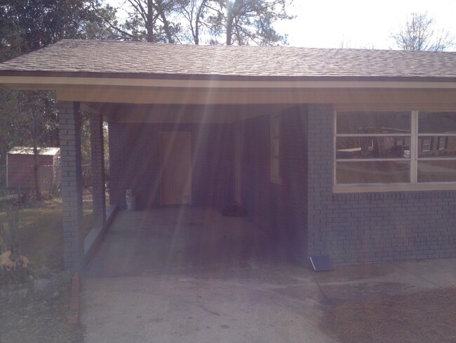 Building Photo - **AVAILABLE NOW**3 Bedroom / 1 Bathroom Ho...