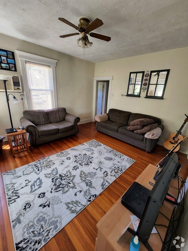 Apartments for Rent in Rockville Centre NY with Yard 2 Rentals