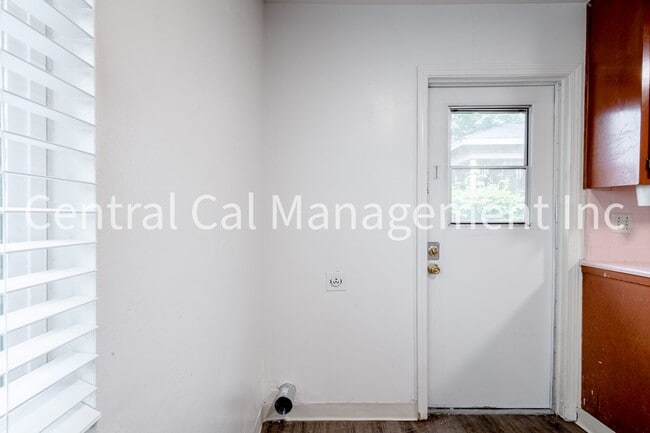 Building Photo - 2000-2004 Bank St