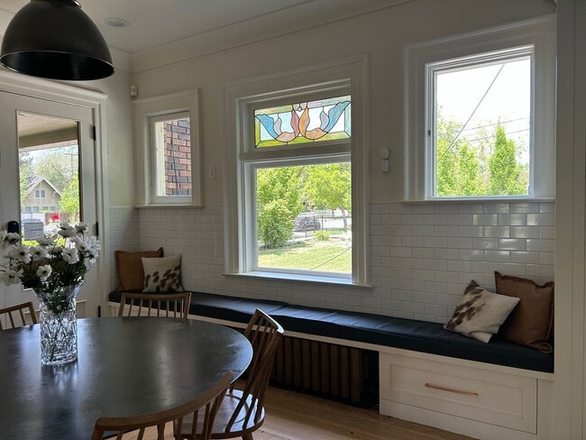 Building Photo - 6 Bed/2.5 Bathroom house in Provo