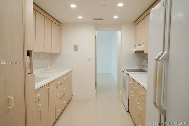 Building Photo - 3200 Collins Ave