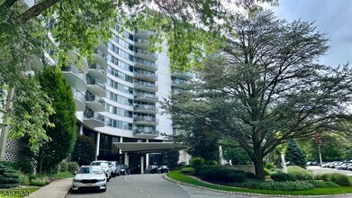 Building Photo - 1 Claridge Dr