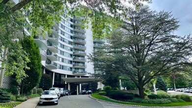 Building Photo - 1 Claridge Dr