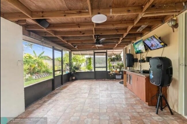 Foto del edificio - 140 NE 214th St