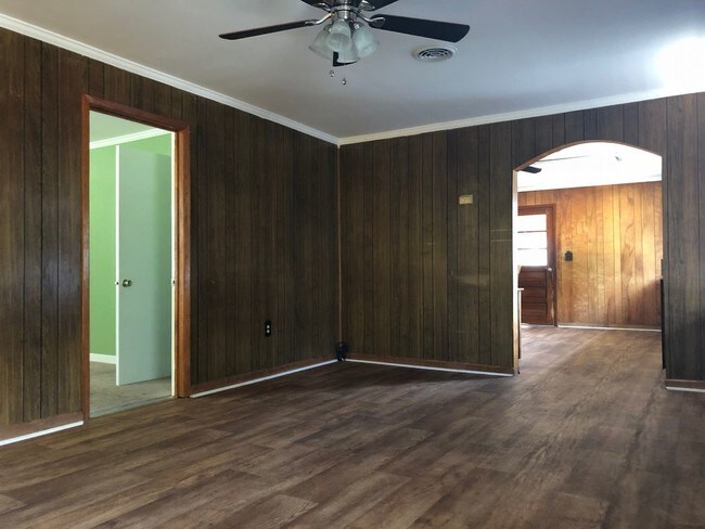 Building Photo - 2 Bed/1 Bath Single-Family Home For Rent