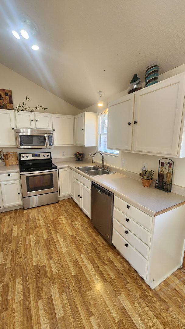 Foto del edificio - 3BR, 2.5BTH, 2CAR ATT GAR, Privacy Fenced Yard - In Washburn Rural Schools!