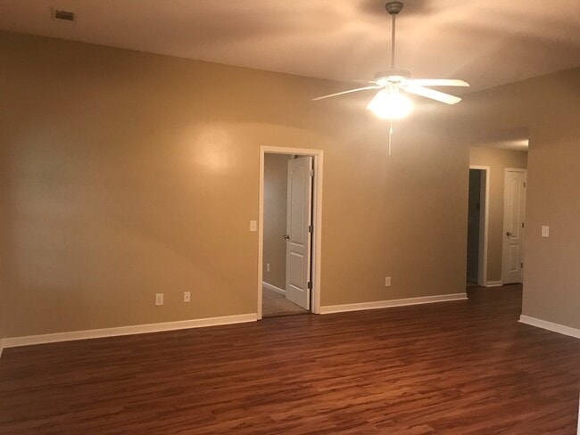 Foto del edificio - 125 Gage Dr