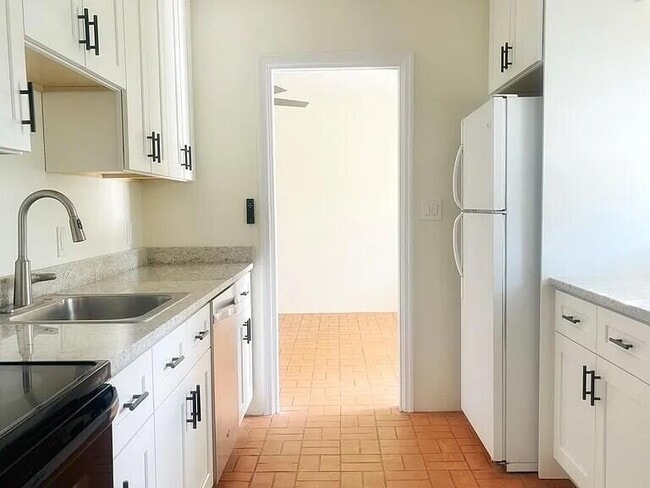 Building Photo - 2800 Middle River Dr