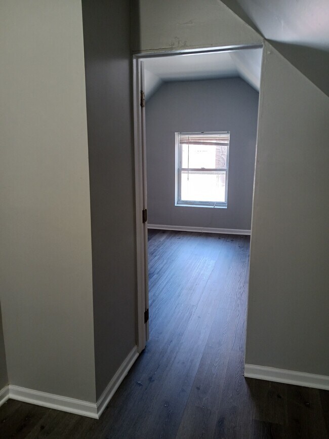 Building Photo - 1443 N Bell Ave
