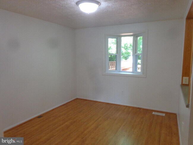 Foto del edificio - 8123 Parkdale Ct