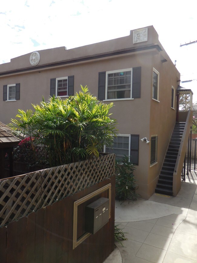 Triplex histórico de dos niveles - 2322 E 2nd St