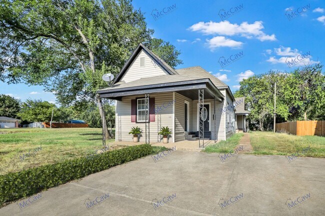 Foto del edificio - Updated Price! Charming 3/1 Duplex in Sher...