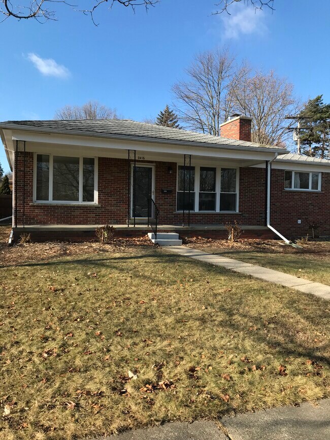 Foto del edificio - 2416 Medford Rd