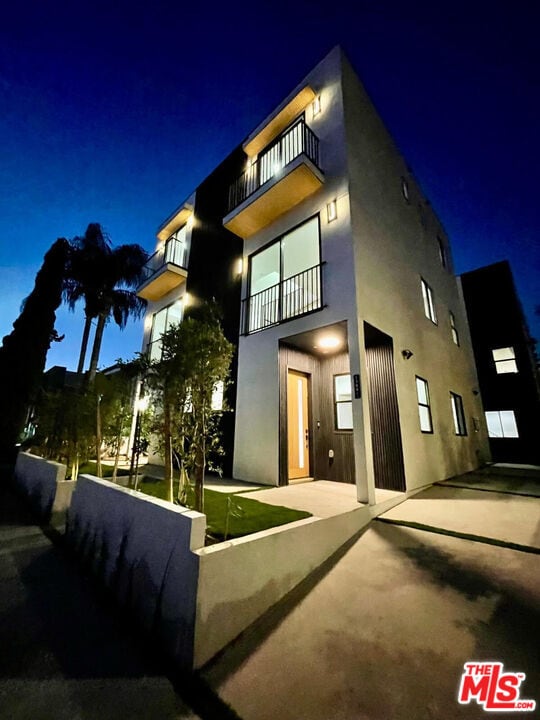 Building Photo - 13843 Burbank Blvd