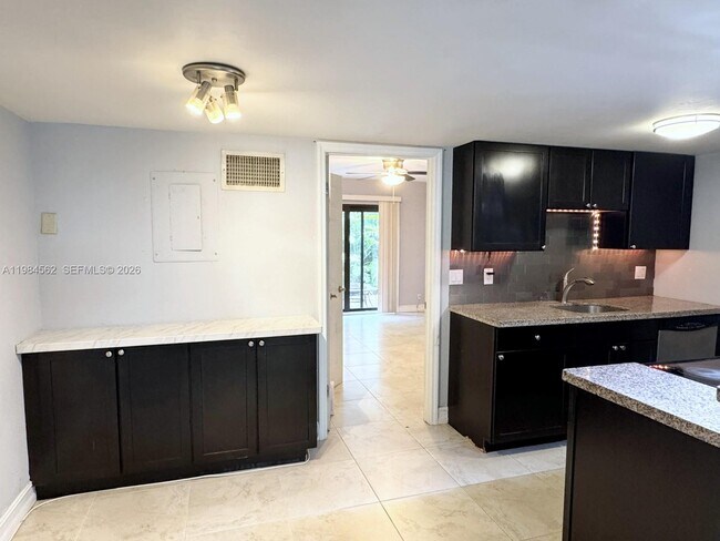 Foto del edificio - 1455 Holly Heights Dr