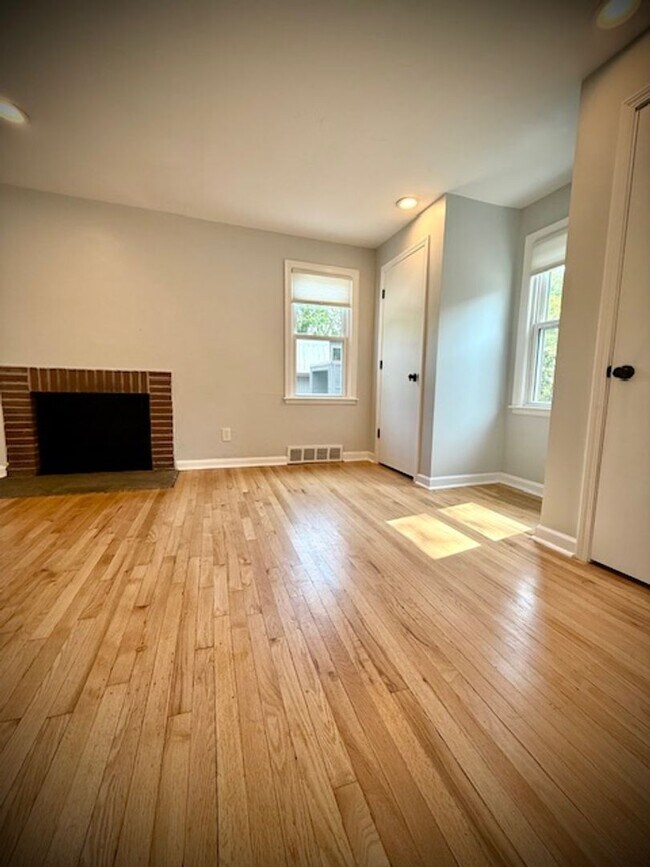 Foto del edificio - Updated, spacious 1 bedroom 1 bath located...