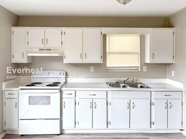 Building Photo - 1560 Meadow Ln