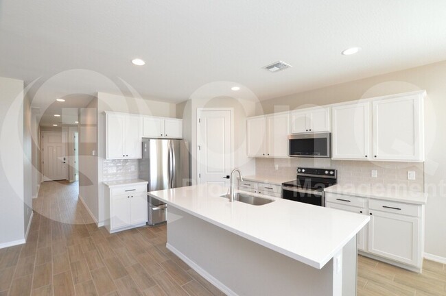 Building Photo - 36004 W San Clemente Ave