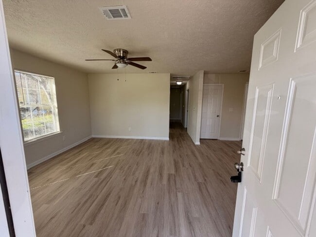 Foto del edificio - BEAUTIFUL REMODLED 3 BEDROOM 2 BATH HOME