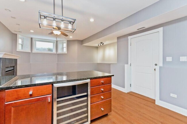 Building Photo - 2 bedroom in Chicago IL 60640