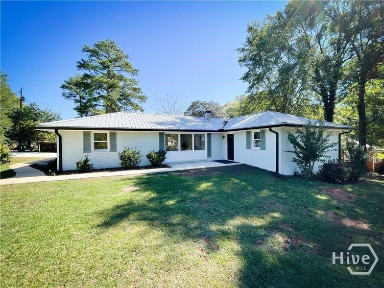 Foto principal - 1092 West Lake Dr