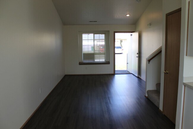 Foto del edificio - 4 bedroom 2 bath family home in quiet Scappoose neighborhood