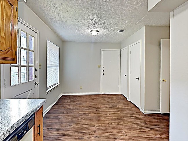 Foto del edificio - 220 E 4th St