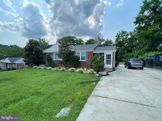 Building Photo - 5901 Middleton Ln
