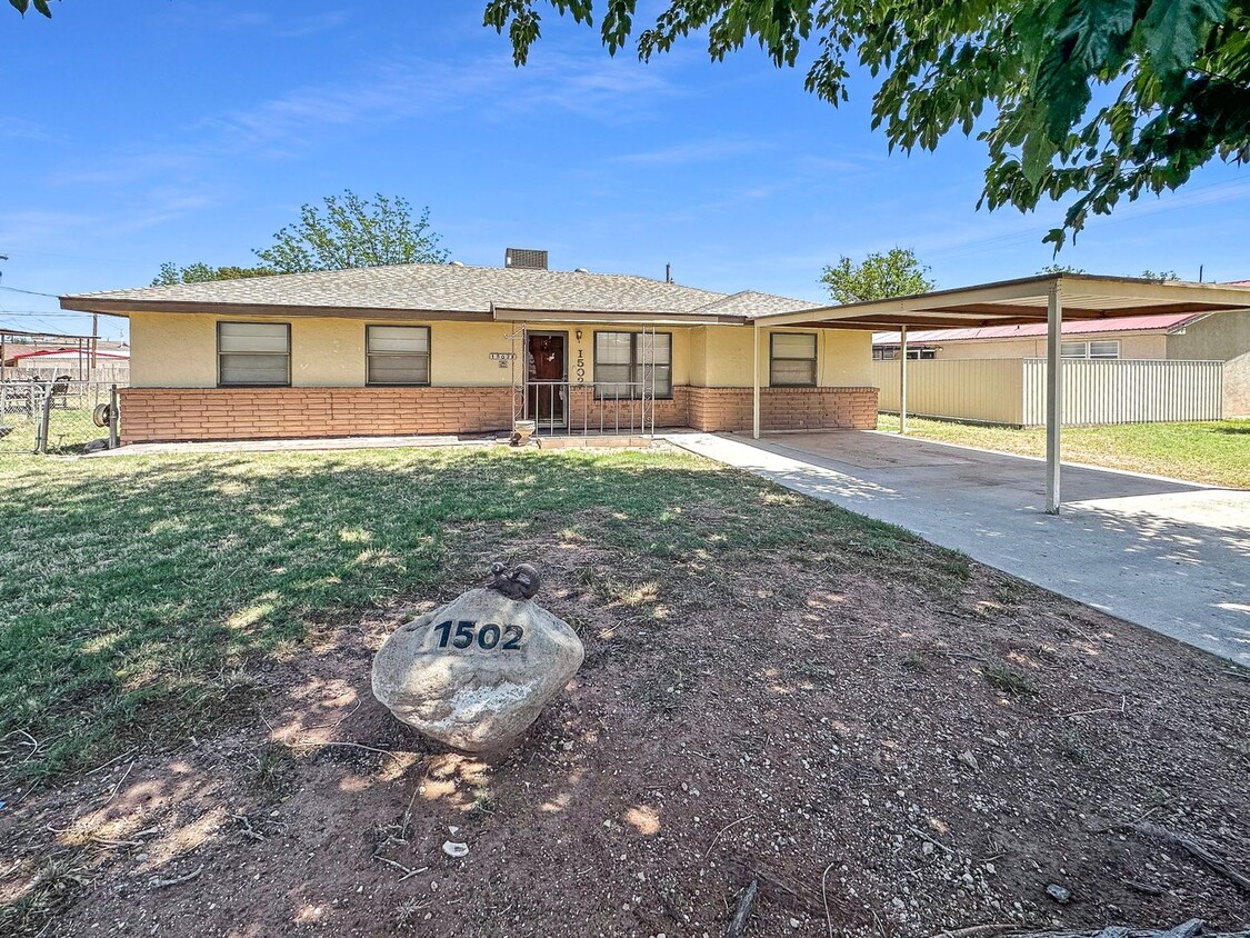 Primary Photo - 4 Bed in Eunice, NM!