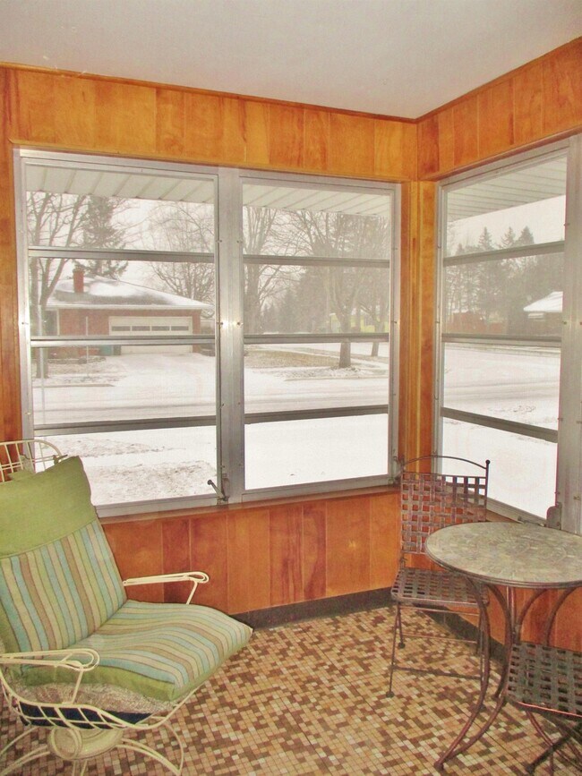 Building Photo - 236 E Lewis Ave