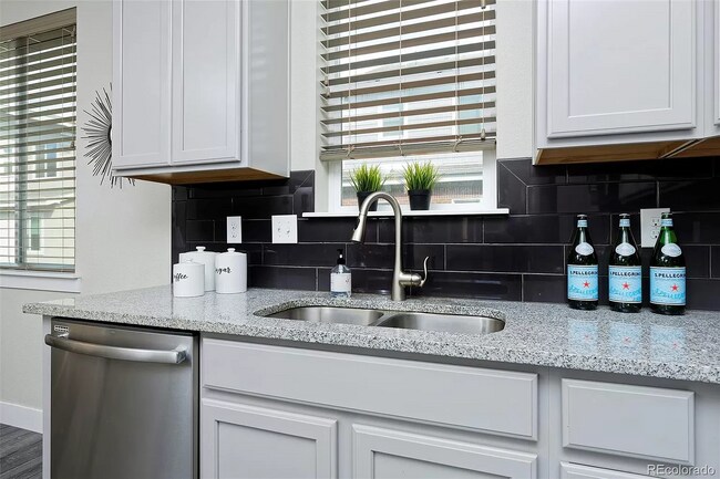 Granite countertop - 65 N Syracuse Ct